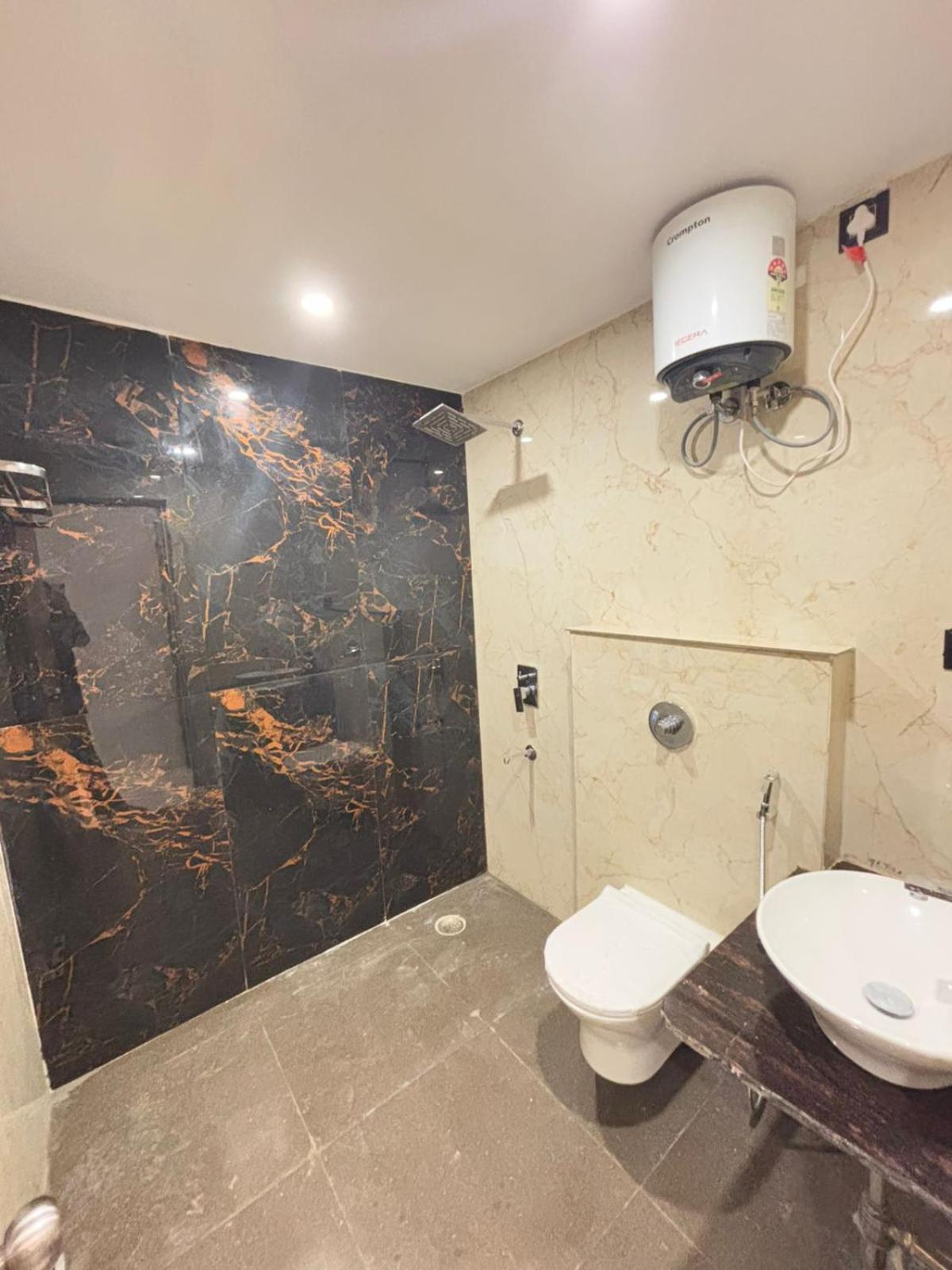 Hotel Omkar Palace Ayodhya Ngoại thất bức ảnh