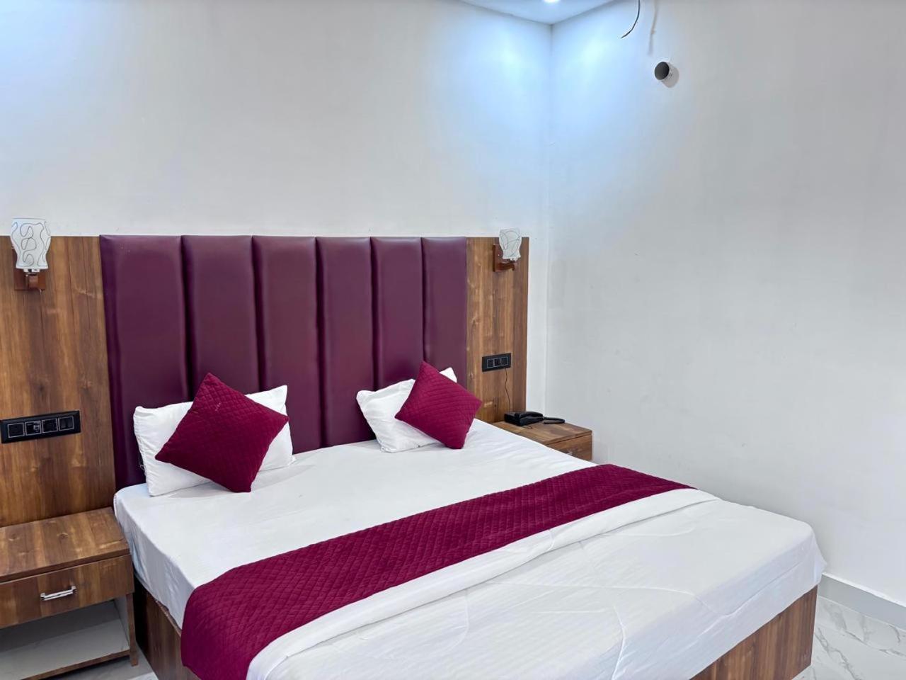 Hotel Omkar Palace Ayodhya Ngoại thất bức ảnh