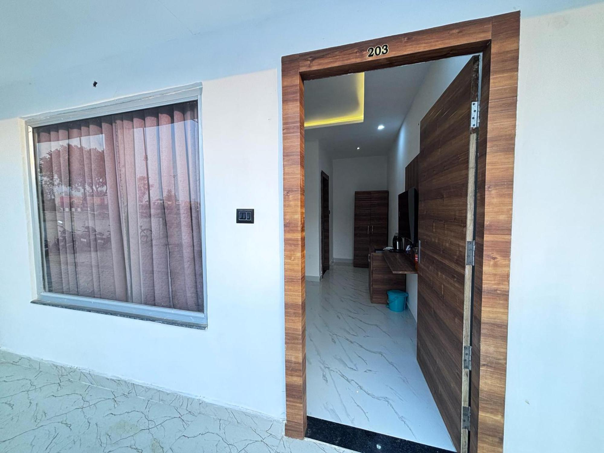 Hotel Omkar Palace Ayodhya Ngoại thất bức ảnh