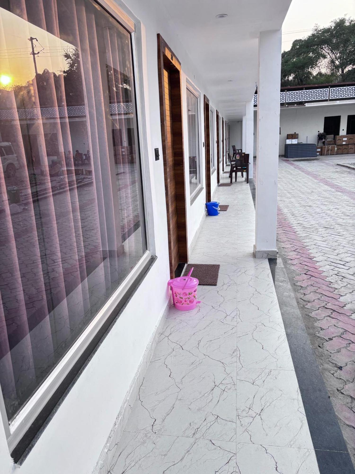 Hotel Omkar Palace Ayodhya Ngoại thất bức ảnh